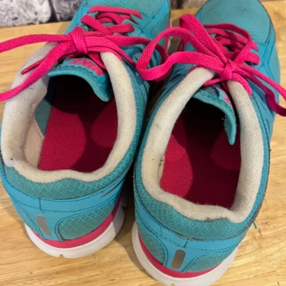 Nike Kids Aqua W/ Pink Lace Up Sneaker Size 5 Youth